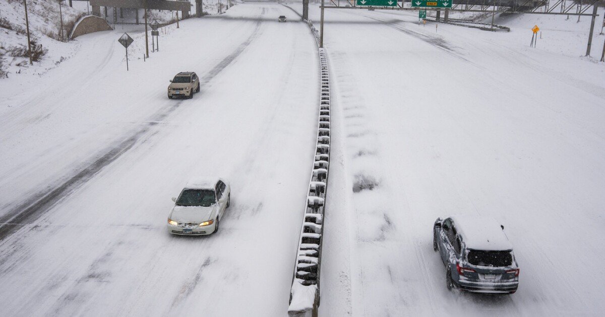 Snow, wind sweep US; storms and tornadoes possible later Sunday